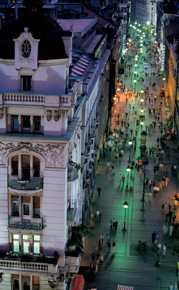 Knez Mihailova 步行街夜色
