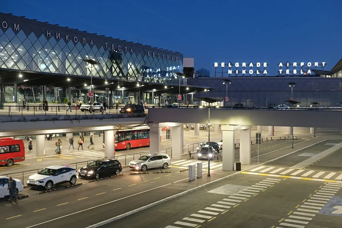贝尔格莱德尼古拉·特斯拉机场 Belgrade Nikola Tesla Airport 夜间抵达